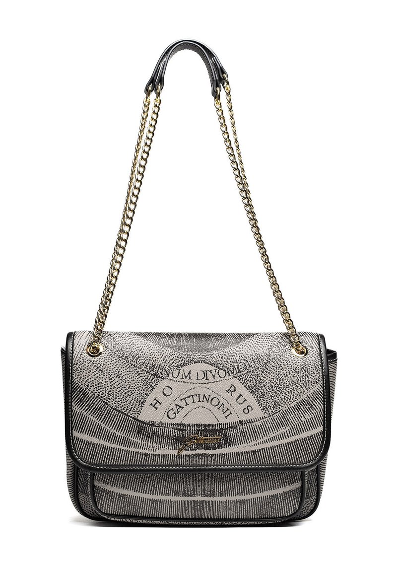 Borsa a tracolla con arte a linee intricate in bianco e nero e testo, con catene dorate e manici in pelle nera, e un sottile dettaglio del logo dorato sul battente anteriore.