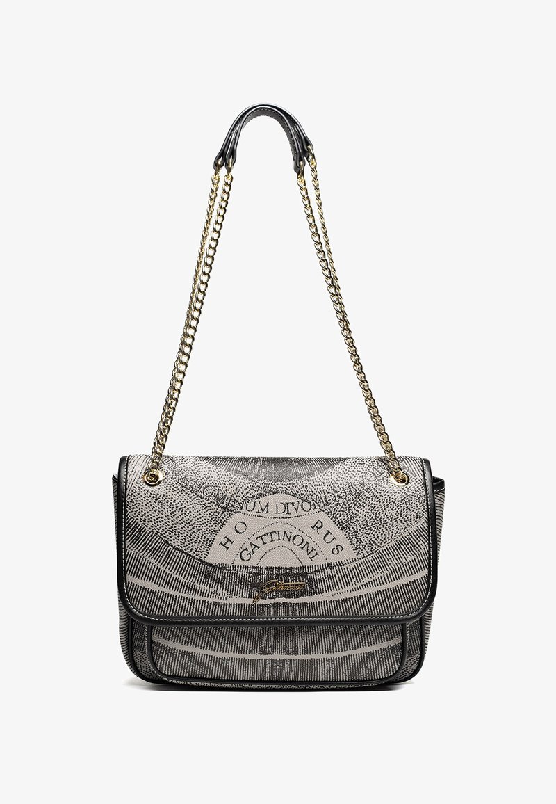 Borsa a tracolla con arte a linee intricate in bianco e nero e testo, con catene dorate e manici in pelle nera, e un sottile dettaglio del logo dorato sul battente anteriore.