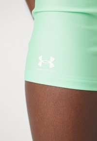 Under Armour HEATGEAR SHORTY - Tights - matrix green/white