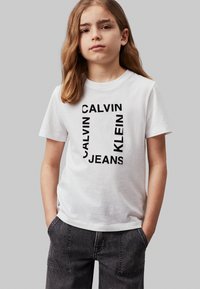 Calvin Klein Jeans MAXI HERO FLOCK LOGO - Apdrukāts T-krekls - bright white