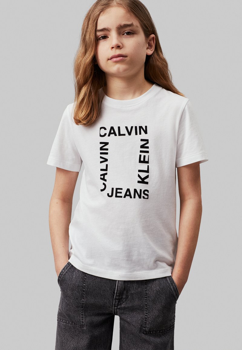 Calvin Klein Jeans MAXI HERO FLOCK LOGO - Apdrukāts T-krekls - bright white