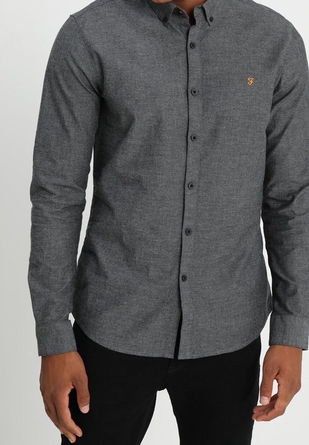 Grijs overhemd met lange mouwen en knopen, gemaakt van een gestructureerde stof, met een klein geborduurd logo op de borst en een klassieke kraag.