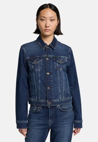Giacca in denim scuro con colletto classico, chiusura frontale con bottoni e due tasche sul petto. Presenta cuciture visibili e una vestibilità cropped.