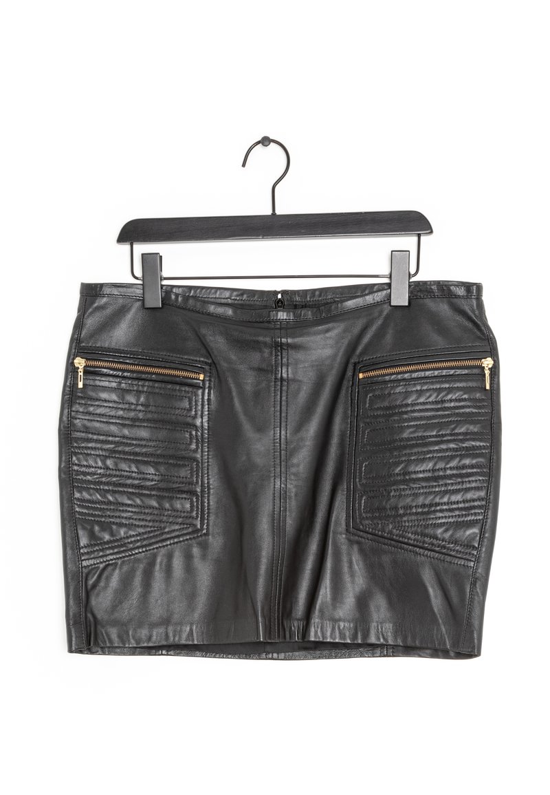 Falda de cuero negra con forma ajustada, que presenta acentos de patchwork texturizado y dos bolsillos con cremallera y herrajes dorados.