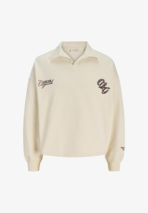 Béžové polo tričko s dlhým rukávom a otvoreným golierom, text "Atelier Originals" na ľavej strane hrudníka a štýlovú výšivku "OJC" na pravej strane hrudníka.