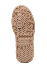 Sohlenmaterial aus hellbraunem Gummi mit strukturiertem Profil, das kreisförmige und wellenartige Muster aufweist. KangaROOS-Logo auf der Seite sichtbar.