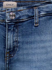 Blaue Denim-Jeans mit einem kupferfarbenen Knopf und kontrastierenden Nähten. Das Material zeigt eine subtile Ausbleichung und die typische Textur von Denim-Stoff.