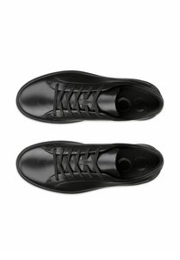 Schwarze Leder-Sneaker mit Schnürsenkeln, runder Zehenpartie, flacher Gummisohle und glatter Textur. Das Innere verfügt über ein einfaches Logo und gepolsterte Einlegesohlen.