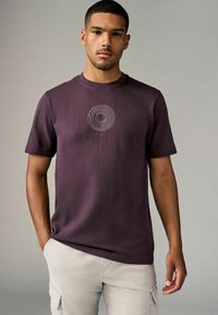 Next Nyomott mintás póló - navy blue burgundy red grey