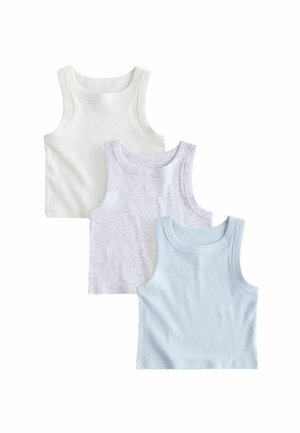 Drie mouwloze geribbelde tanktops in wit, lichtgrijs en lichtblauw, overlappend gerangschikt op een witte achtergrond.