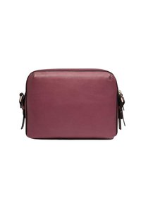 Borsa a mano in pelle color bordeaux con forma rettangolare, texture liscia e chiusura a zip. Presenta nappine sui lati e dettagli in metallo dorato.