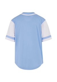 Svetlo modra športna majica z belimi kratkimi rokavi in modrimi naglasi. Ima klasičen ovratnik in mehko, teksturirano tkanino.