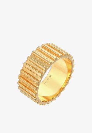 Guldplateret ring med et ribbet design. Har en glat inderside, mærket "925" og "Ag," med en skulptureret kant for ekstra detalje.