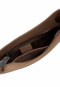 Pochette en cuir marron avec fermeture éclair, extérieur texturé et intérieur doublé comportant une poche zippée et une poche plaquée.