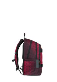 Červený a černý batoh s vzorem, s nastavitelnými popruhy, několika oddíly, boční kapsou a pevným dnem. Texturovaný povrch.