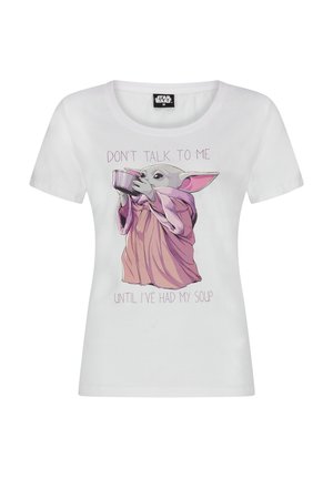 Weißes Baumwoll-T-Shirt mit einem Grafikdesign eines Charakters mit großen Ohren in einem rosa Gewand, der eine Schüssel hält, mit bedrucktem Text oben und unten.