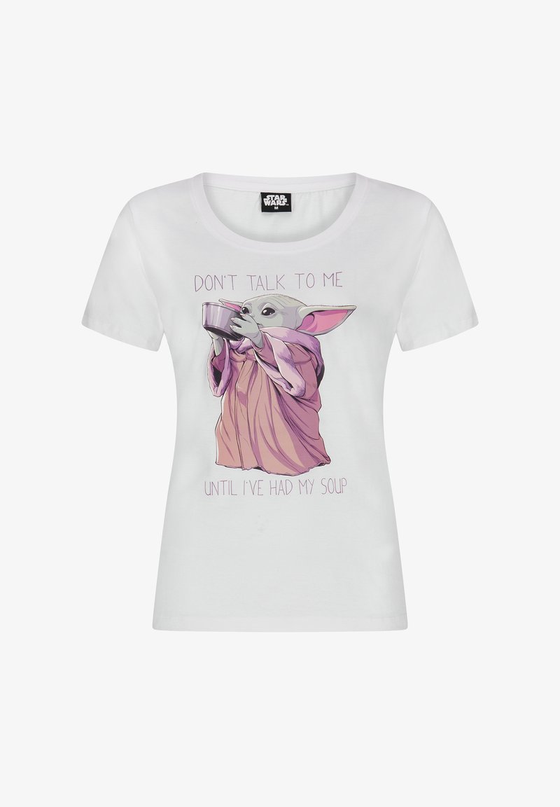 Maglietta bianca in cotone con una grafica di un personaggio con grandi orecchie, in un accappatoio rosa che tiene una ciotola, con testo stampato sopra e sotto.