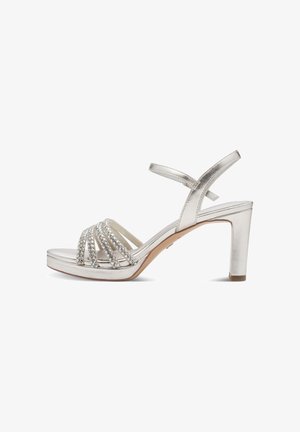Zilveren sandaal met hoge hak en enkelriem, met vijf voorste riemen versierd met strassteentjes, open teen en blokhak.
