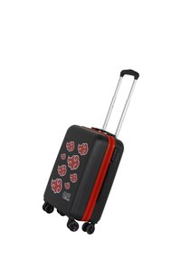 Maleta rígida negra con acentos de cremallera roja, presenta patrones de nubes, asa retráctil y cuatro ruedas negras para mayor movilidad.
