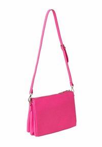 Borsa a tracolla rosa realizzata in materiale morbido, dotata di chiusura con zip, design piatto e una tracolla slim regolabile per un facile trasporto.