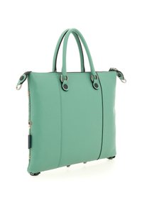 Borsa in pelle verde menta con doppi manici, anelli in metallo argentato e dettagli neri sui bordi, in posizione verticale su uno sfondo bianco.