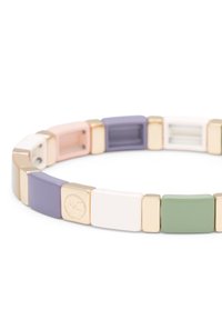 Buntes Armband mit rechteckigen Gliedern in pastellfarbenen Tönen von Rosa, Lavendel, Weiß und Grün, akzentuiert mit goldfarbener Hardware.