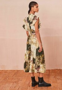 Next FLUTTER SLEEVE HIGH NECK TALL REGULAR FIT - Vardagsklänning - neutral tie dye