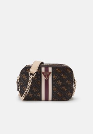 Petit sac bandoulière Guess noir et marron à motifs avec des rayures verticales beige et bordeaux et une bandoulière chaîne dorée.