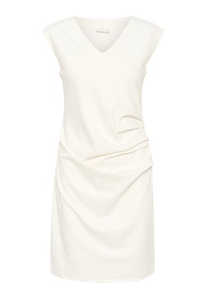 Witte V-hals jurk met kapmouwtjes, gemaakt van zachte stof. Heeft geplooide details aan één kant, wat een gedrapeerd effect creëert.