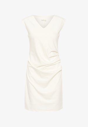 Witte V-hals jurk met kapmouwtjes, gemaakt van zachte stof. Heeft geplooide details aan één kant, wat een gedrapeerd effect creëert.