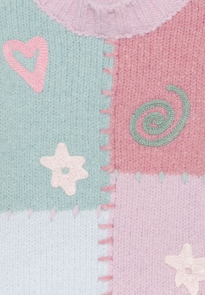 Gilet en tricot dans des couleurs pastel : vert menthe, rose clair et lavande douce. Présente des cœurs et des étoiles brodés, avec des coutures visibles.