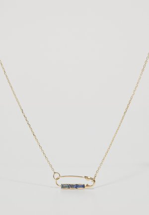 Collar en tono dorado con un diseño de imperdible, que presenta tres piedras rectangulares en tonos azul y verde dispuestas de manera horizontal.