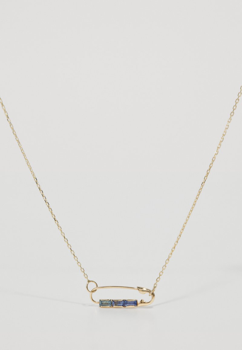 Kuldtooni kaelakee turvapinade kujundusega, millel on kolm ristkülikukujulist sinist ja rohelist kivi, paigutatud horisontaalsesse ritta.