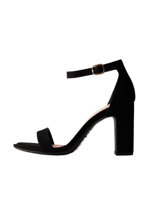 Schwarze Wildleder-Peeptoe-Sandalen mit einem breiten Blockabsatz, offenen Zehen und einem verstellbaren Knöchelriemen mit einer goldenen Schnalle.