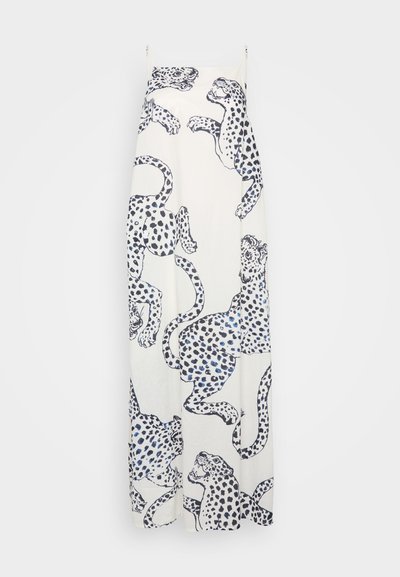 Bela maksi obleka z modrim leopardjim vzorcem, narejena iz lahkega materiala z ohlapnim krojem in nastavljivimi tankimi naramnicami.