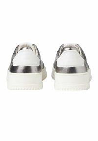 Sneakers in pelle bianca e argento metallizzato con una texture liscia, dotate di una robusta suola in gomma bianca e un design minimalista.