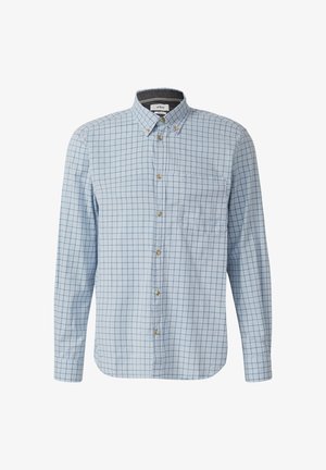 Camisa de manga larga azul claro con un patrón de cuadros, cuello con botones, bolsillo en el pecho y botones marrones. Elaborada con una tela suave.