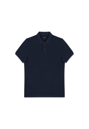 Granatowy polo z krótkim rękawem, z dwoma guzikami i prążkowanym kołnierzykiem, rozłożone na płasko na białym tle.