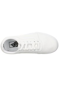 Sneaker bianco in tela con punta arrotondata, lacci piatti, tomaia testurizzata e logo sulla soletta. Design minimalista senza motivi visibili.