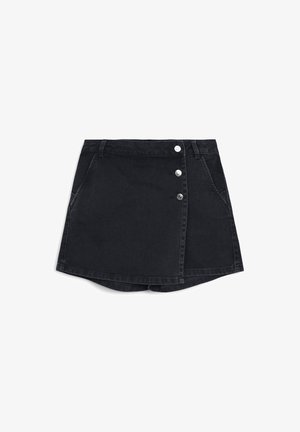 Schwarzer Jeansrock mit einer Knopfverschluss vorne, zwei Seitentaschen und einem leicht ausgestellten Saum. Die Textur wirkt glatt mit minimalen Stickdetails.