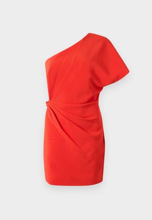 Vestido mini rojo de un solo hombro con detalle de tela drapeada y escote asimétrico, sobre un fondo blanco liso.