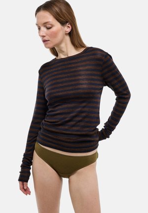 Haut à manches longues rayé en bleu foncé et marron avec une coupe décontractée, associé à des sous-vêtements vert olive présentant un motif texturé subtil.