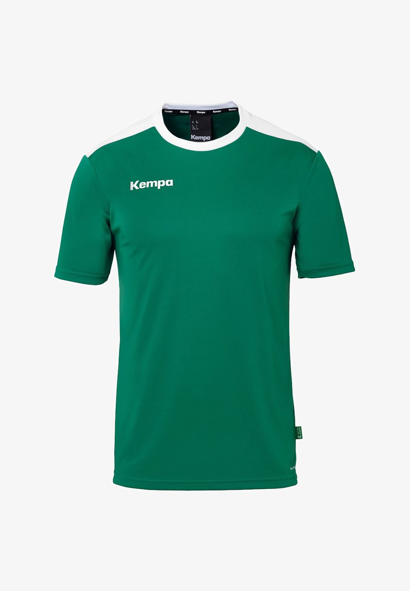 Groene sportshirt gemaakt van vochtafvoerende stof, met een ronde halslijn, korte mouwen en witte accenten op de schouders.