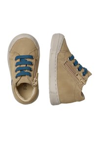Sneaker in suede beige con lacci blu, cerniera laterale e suole in gomma bianca. Punta arrotondata e design leggero, adatto per un uso casual.