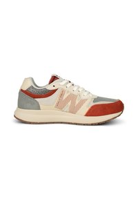 Baskets pour hommes avec une tige en maille beige, des accents en suède gris et des détails en suède rouge. Lacets blancs et semelle matelassée pour plus de confort.