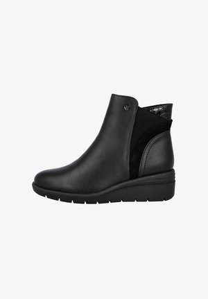 Botines negros con parte superior de cuero liso, paneles laterales elásticos y un respaldo texturizado. Cuenta con un tacón en cuña y suela de goma.