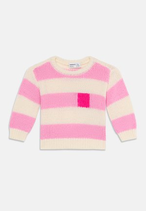 Pull à manches longues pour enfant avec de larges rayures horizontales crème et roses et un carré rose vif sur la poitrine.
