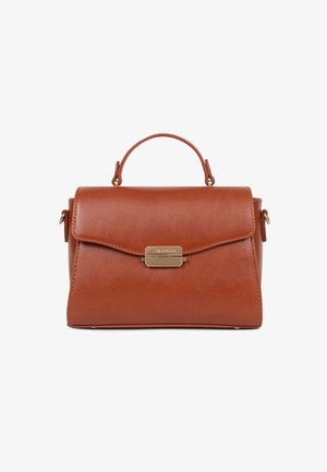 Borsa a tracolla in pelle marrone con una forma strutturata, manico superiore e una patta frontale con una chiusura in tonalità oro. Texture liscia, accenti di design minimal.