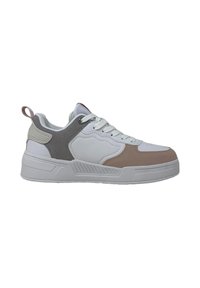 Zapatilla blanca con acentos en gris, beige y verde claro. Materiales de cuero liso y gamuza, punta redondeada, suela de goma texturizada y diseño con cordones.