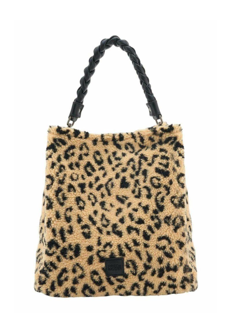 Sac fourre-tout en fausse fourrure avec imprimé léopard, d'une surface texturée et d'une anse tressée noire ; comporte un patch de logo noir à la base.